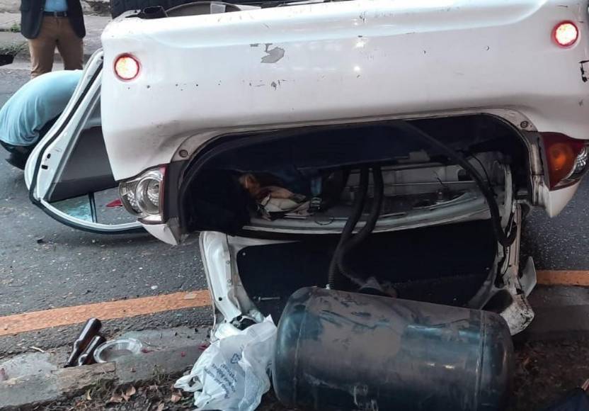 Los destrozos del taxi que “voló” desde puente en barrio Guadalupe y dejó cuatro heridos