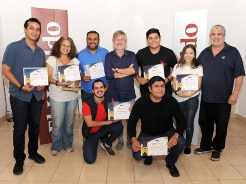 Gaizka Urresti con sus alumnos en el taller teórico/práctico “Producción y rodaje de un cortometraje”. Crédito: EL HERALDO/ Alejandro Amador