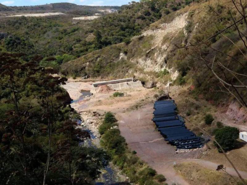 La propuesta de Juan Diego Zelaya, actual alcalde del DC, es recortar del presupuesto la cantidad de dinero que con Aldana tuvo que utilizarse, es decir los 50 millones de lempiras que incrementó la planilla, esto es para dar trámite a la construcción de la Represa San José.