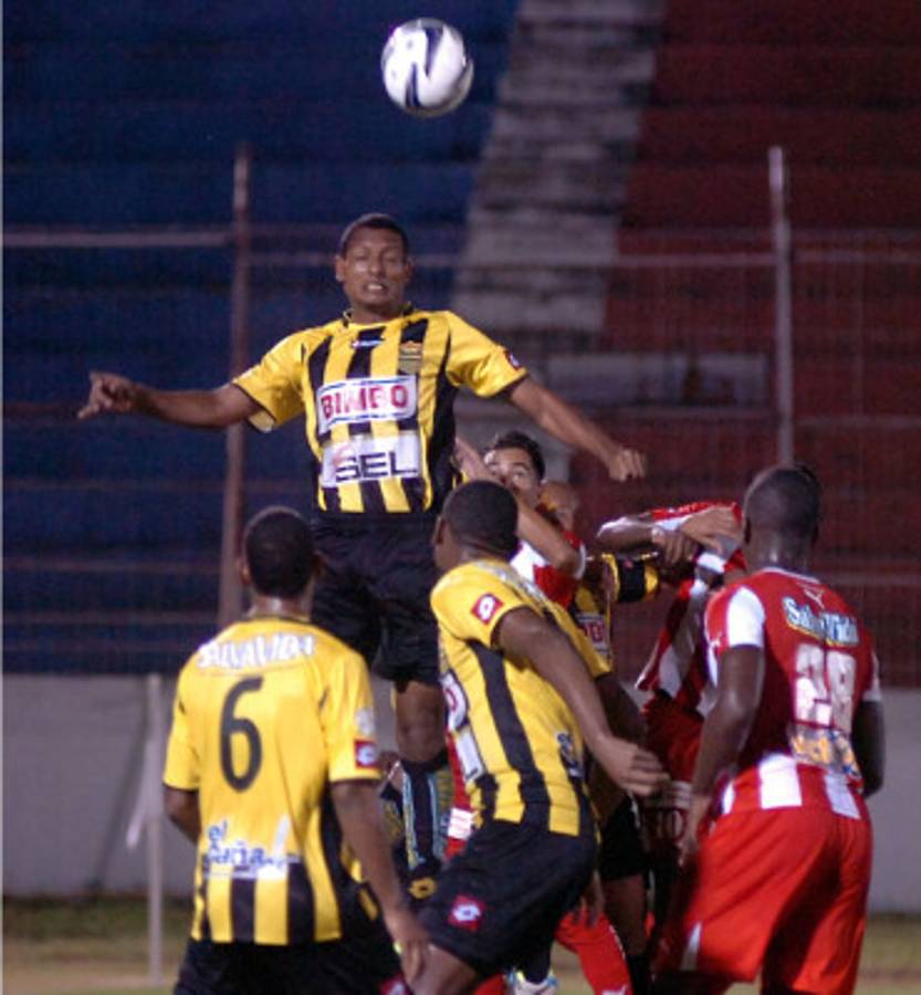 Mario Martínez salvó al Real España con un golazo