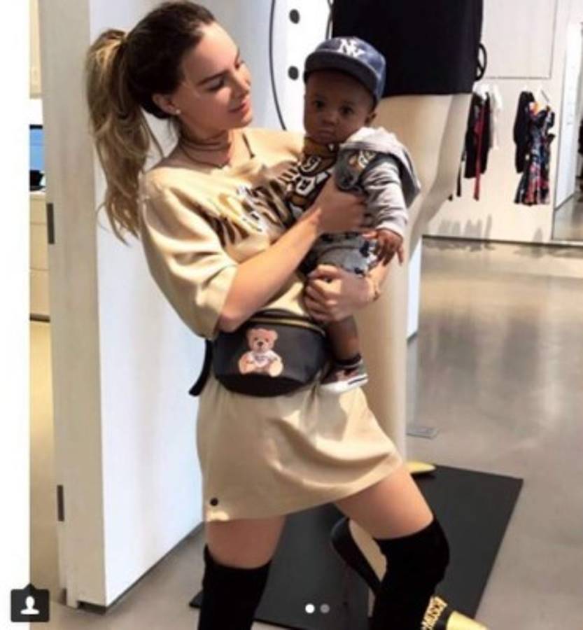 Belinda aparece muy sonriente mientras carga al tierno bebé.