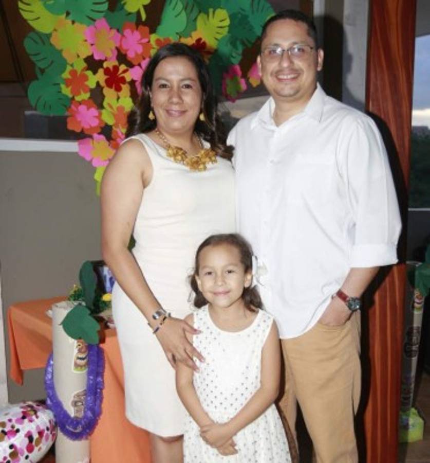 Una tarde de agradables sorpresas tropicales para doña Alba Pinoth