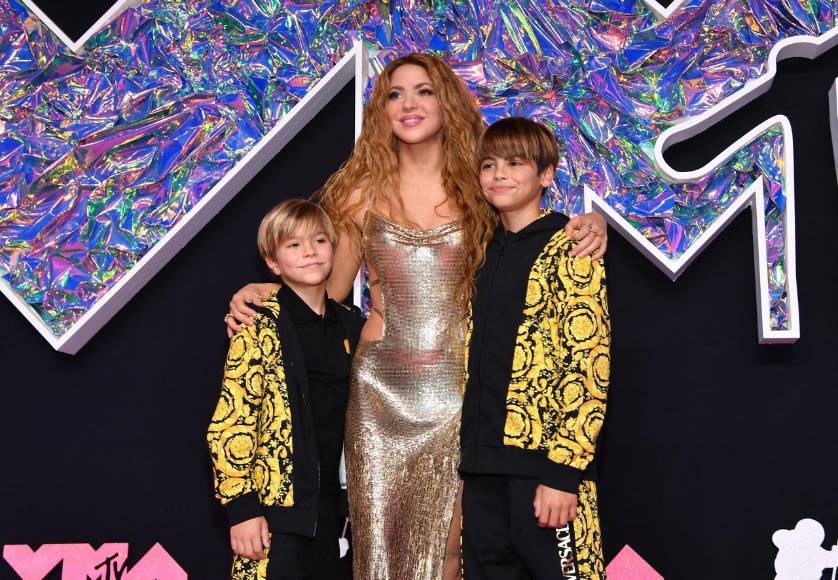 Shakira y sus hijos desfilan por la alfombra de los MTV VMA’s 2023