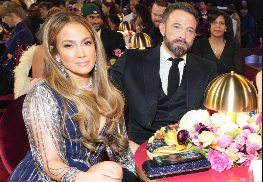 ¿Ben Affleck estuvo aburrido en los Grammy? Su cara causó revuelo en las redes