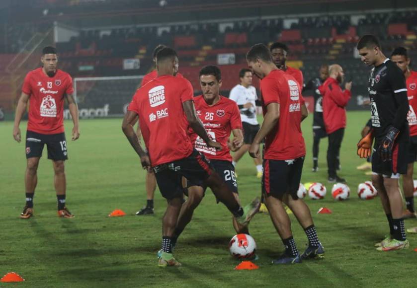 Entre sonrisas, bromas y un pasillo especial a Bryan Ruiz, así entrenó el Alajuelense