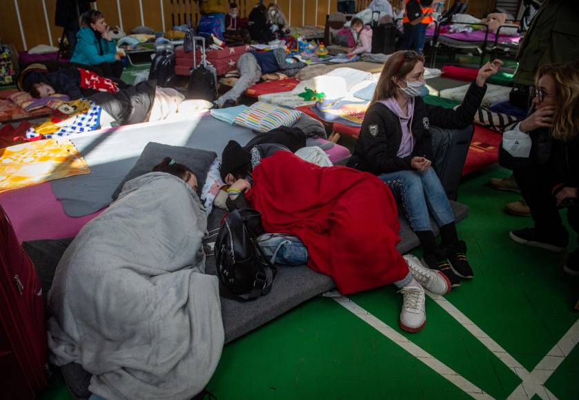 Ucranianos huyen y se refugian en países vecinos (FOTOS)