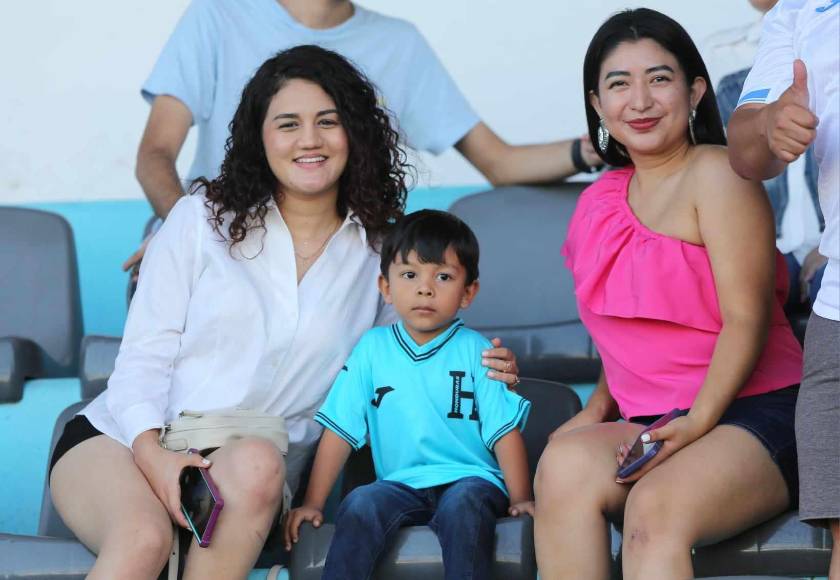 El Nacional se llenó de muchas bellas chicas por el Honduras-Cuba