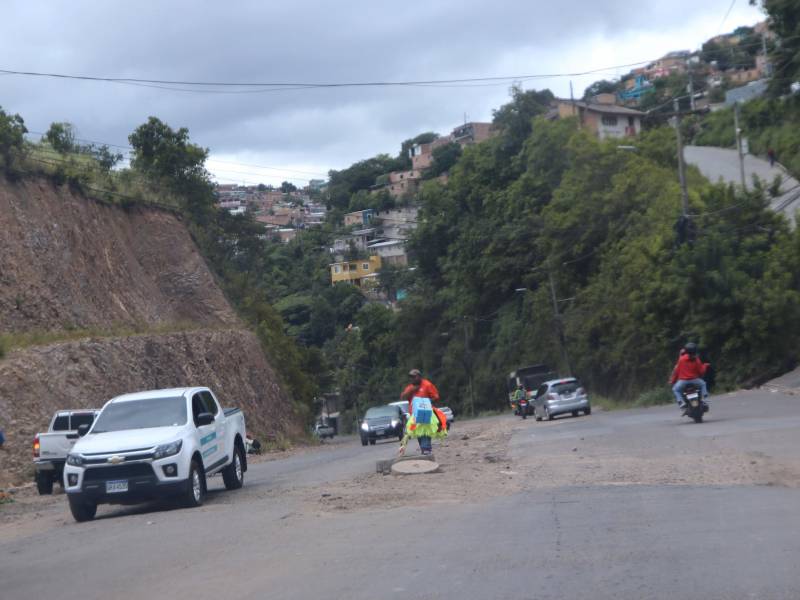 Los vecinos de la colonia Cerro Grande piden a las autoridades que cumplan sus promesas y restauren su carretera, ya que esta en pésimas condiciones.