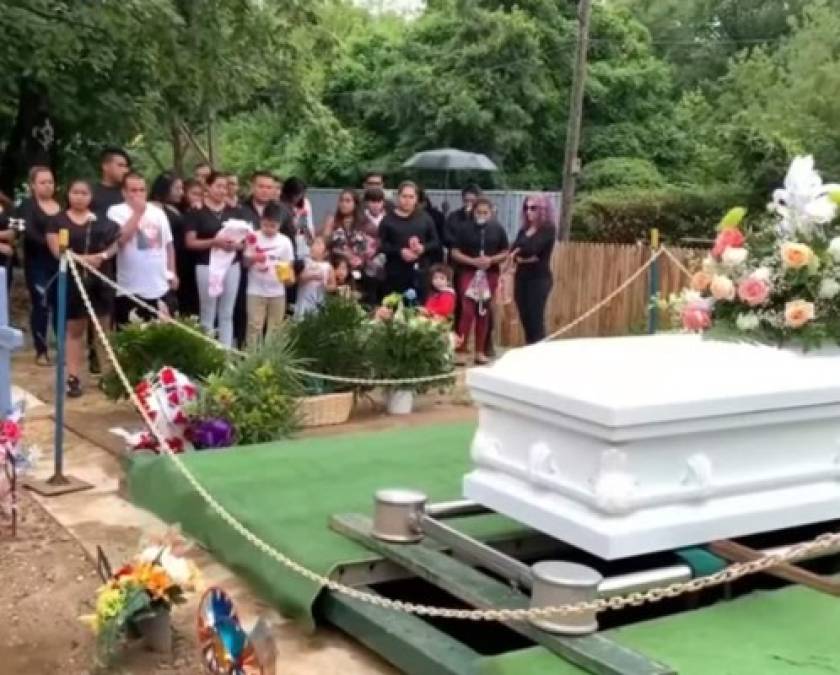 Las dolorosas imágenes del entierro de la niña hondureña que se quitó la vida en EEUU