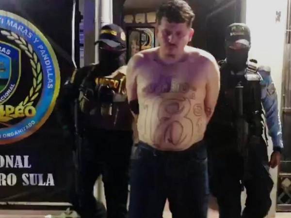 La retención de una madre y su hijo por parte del sospechoso llevó a las autoridades a tener que negociar con el sujeto y concederle su petición -de que llegaran las cámaras de TV- para que liberara a los rehenes y se entregara. Lo que se sabe del caso.