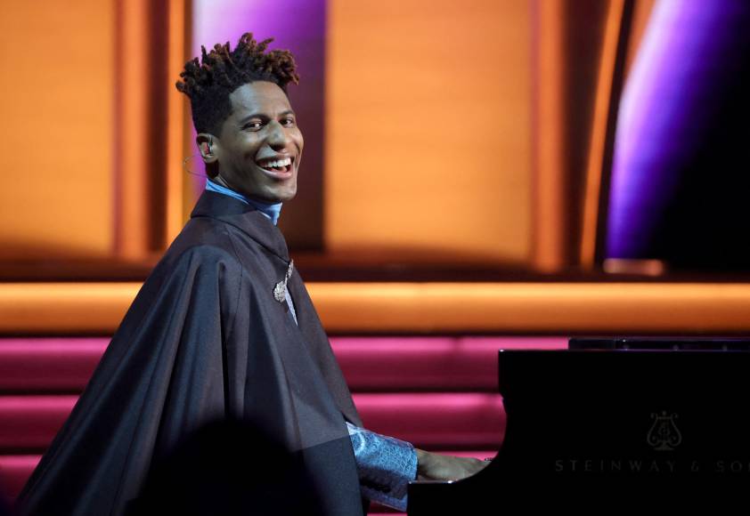 ¿Quién es Jon Batiste, el jazzista que se consagró en los Grammy?