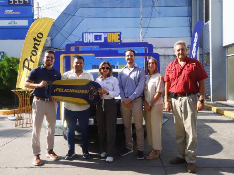 Representantes de UNO, la gasolinera UNO Bulevar Morazán y el ganador del segundo vehículo de la promoción “UNO te une a la fiesta del fútbol”.