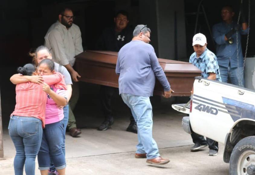 Desconsolada madre de menor asesinado en Jalteva retira los restos de su hijo