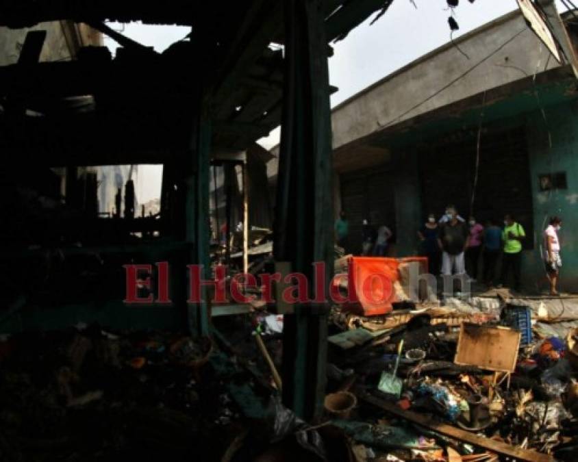 FOTOS: Comerciantes azotados por voraz incendio en mercados