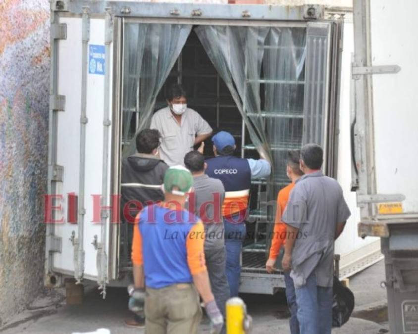 Morgue desbordada y filas de dolientes esperando cadáveres: la realidad de la pandemia en Honduras