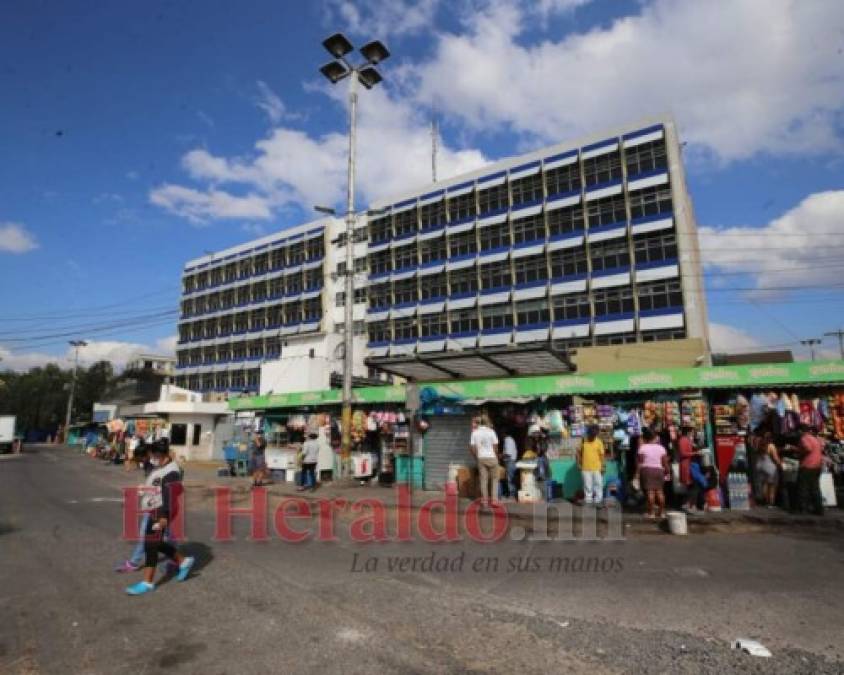 FOTOS: Dura lucha de hondureños con parientes en el Hospital Escuela