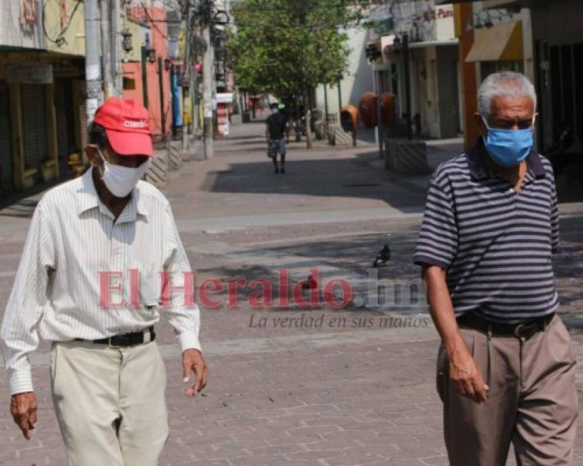 FOTOS: Capitalinos siguen en la calle en pleno toque de queda