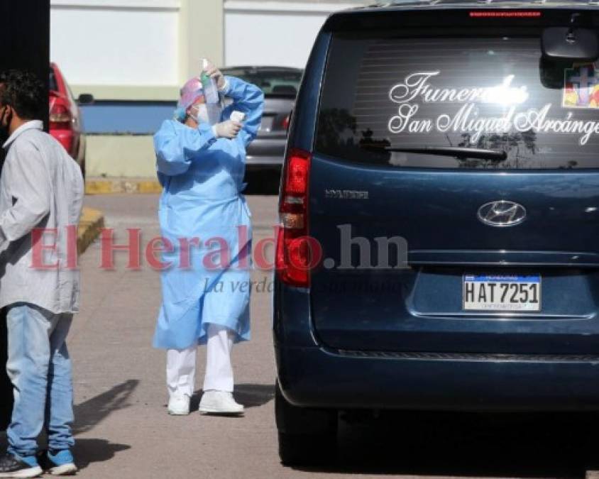 Morgue desbordada y filas de dolientes esperando cadáveres: la realidad de la pandemia en Honduras