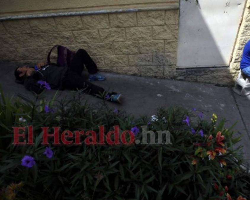 FOTOS: Dura lucha de hondureños con parientes en el Hospital Escuela