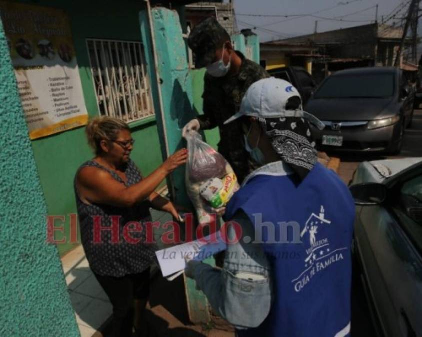 FOTOS: Continúa la entrega de la bolsa solidaria a familias capitalinas