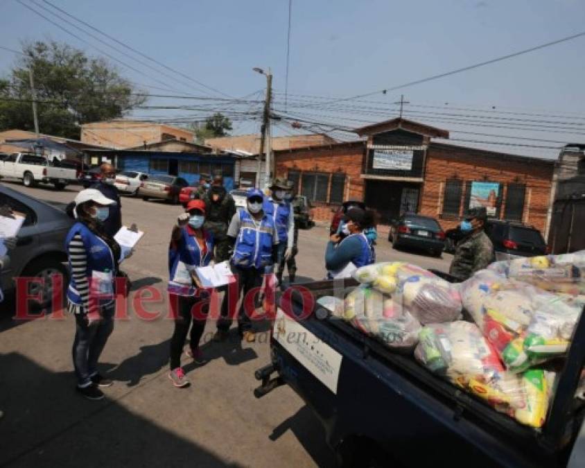 FOTOS: Continúa la entrega de la bolsa solidaria a familias capitalinas