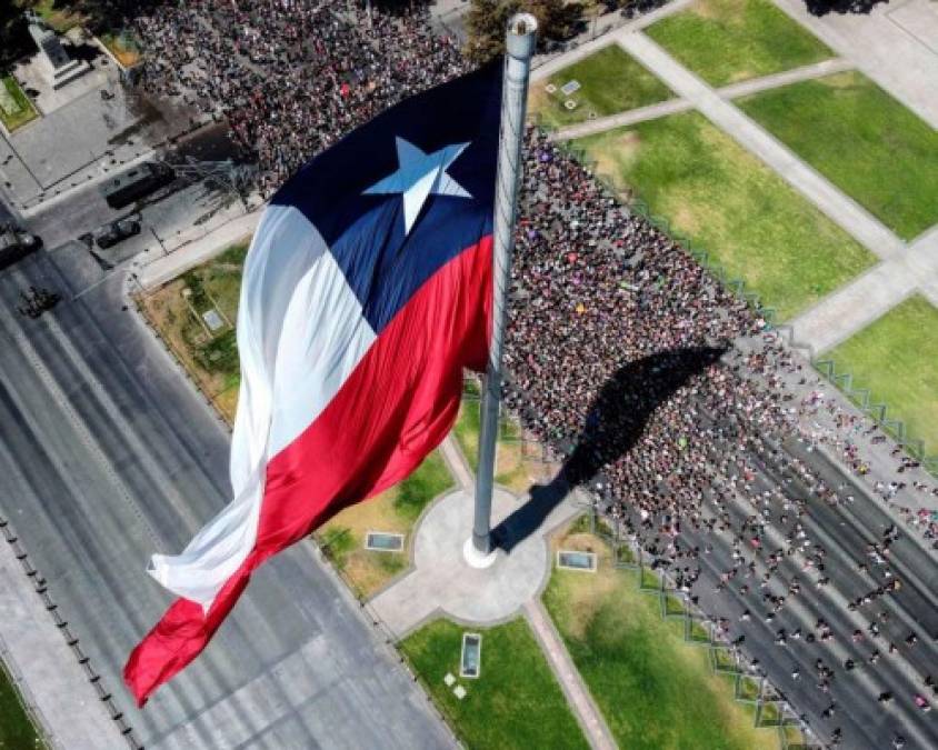 FOTOS: Multitudinaria marcha de chilenas por el Día de la Mujer