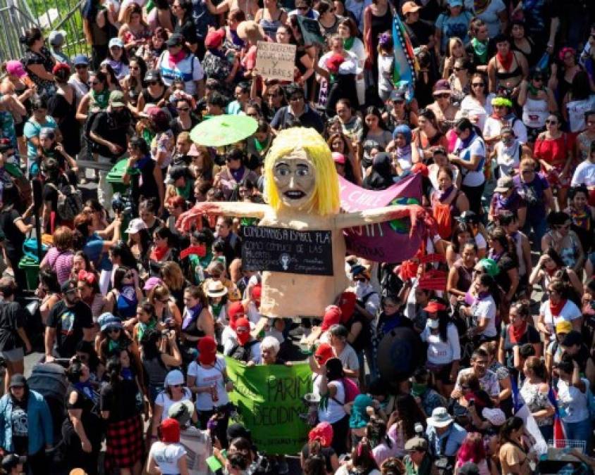 FOTOS: Multitudinaria marcha de chilenas por el Día de la Mujer