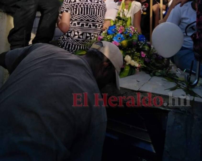 Consternación y llanto en el entierro del periodista Luis Almendares (FOTOS)