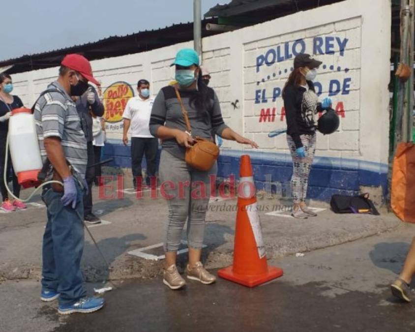 FOTOS: Entre medidas de bioseguridad abre la Feria del Agricultor en la capital