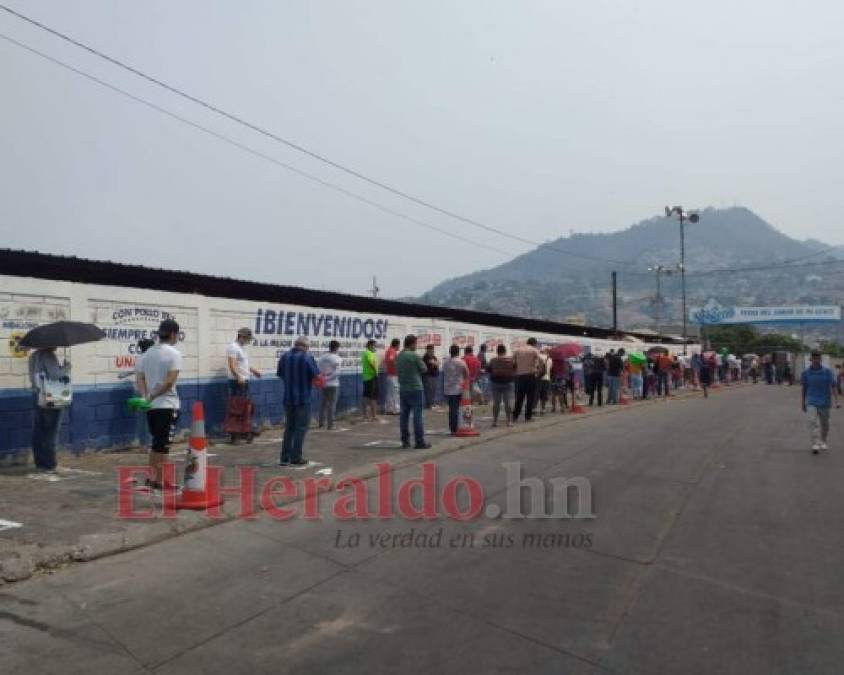 FOTOS: Entre medidas de bioseguridad abre la Feria del Agricultor en la capital