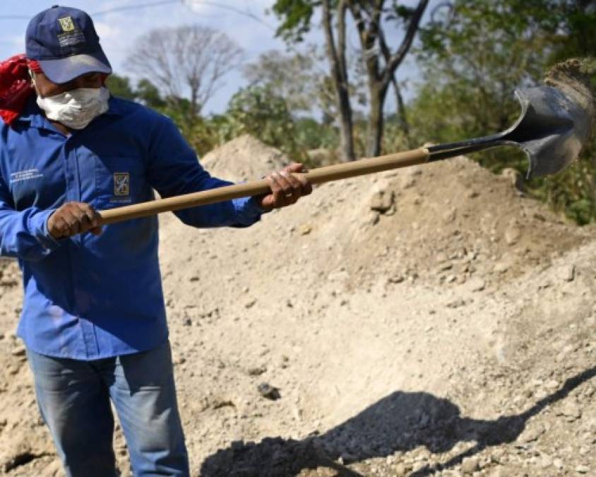 FOTOS: Con tres casos de Covid-19, El Salvador trabaja en excavación de tumbas