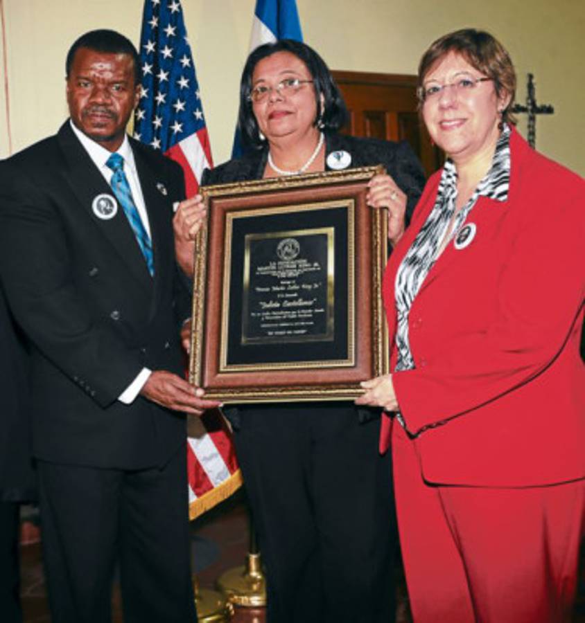 Entregan premio Martin Luther King a rectora de la UNAH