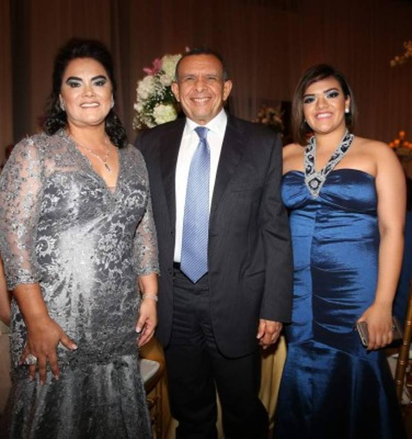 Júbilo y despedida en la elegante fiesta para los seniors de la Elvel School