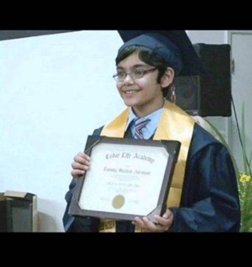 Niño con tres carreras