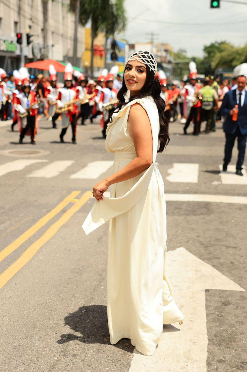 Ella también roba miradas: Flor Guifarro, la bella maestra que acaparó las cámaras en los desfiles