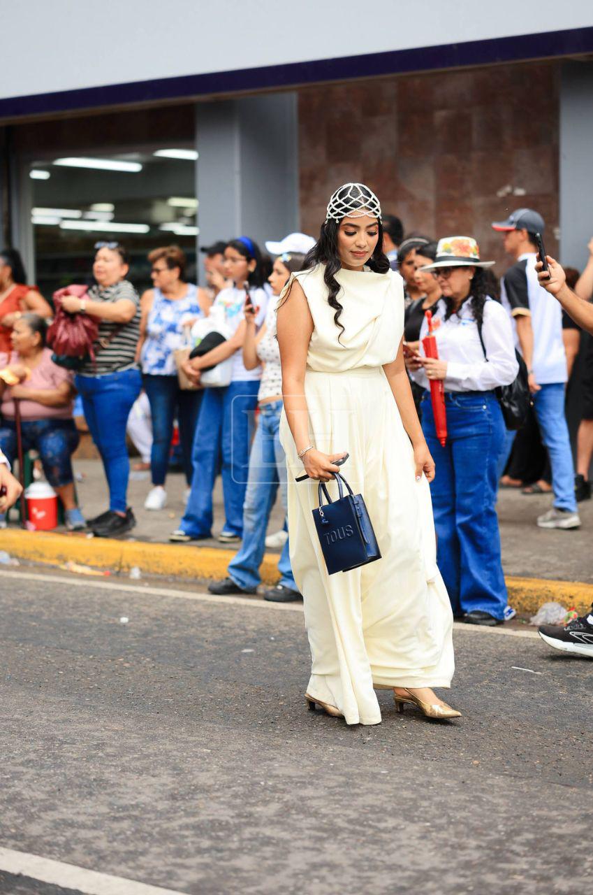 Ella también roba miradas: Flor Guifarro, la bella maestra que acaparó las cámaras en los desfiles