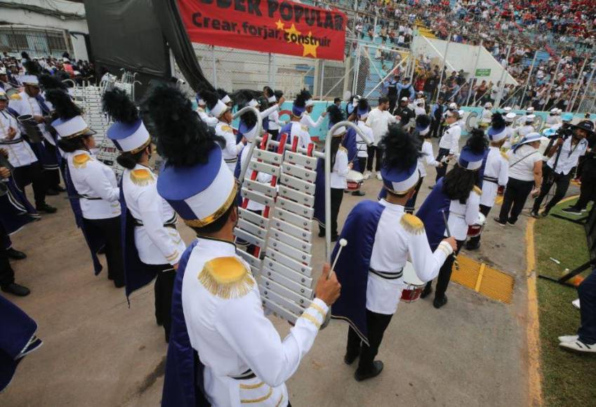 Creatividad y colorido: los mejores trajes de las bandas en los desfiles 2024