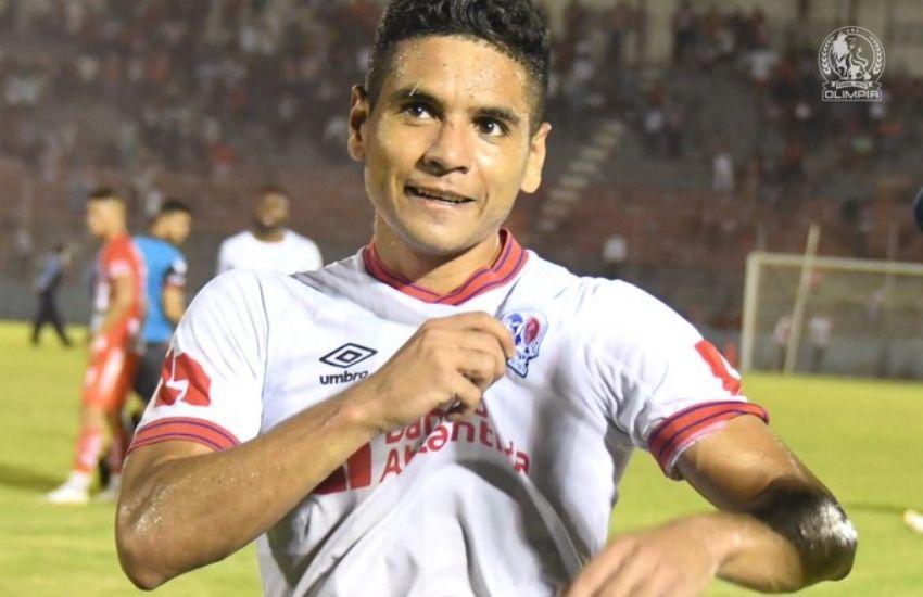 Carlos Pineda revela que jugador le quiso enamorar a su esposa