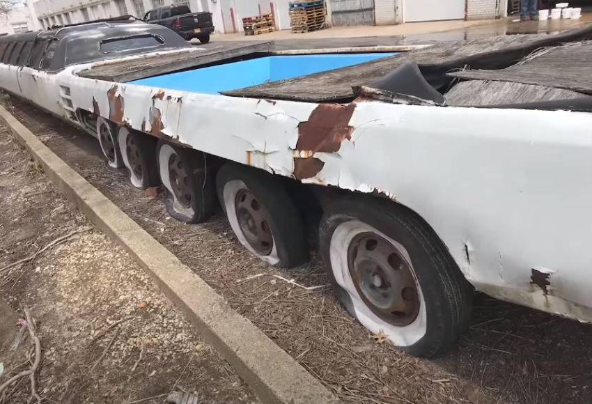 24 ruedas, piscina y helipuerto, así es el auto más largo del mundo