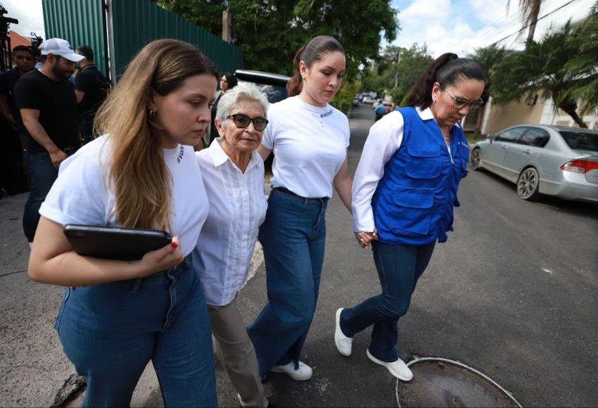 Con rostros tristes y desencajados, familia de JOH sale de conferencia tras sentencia