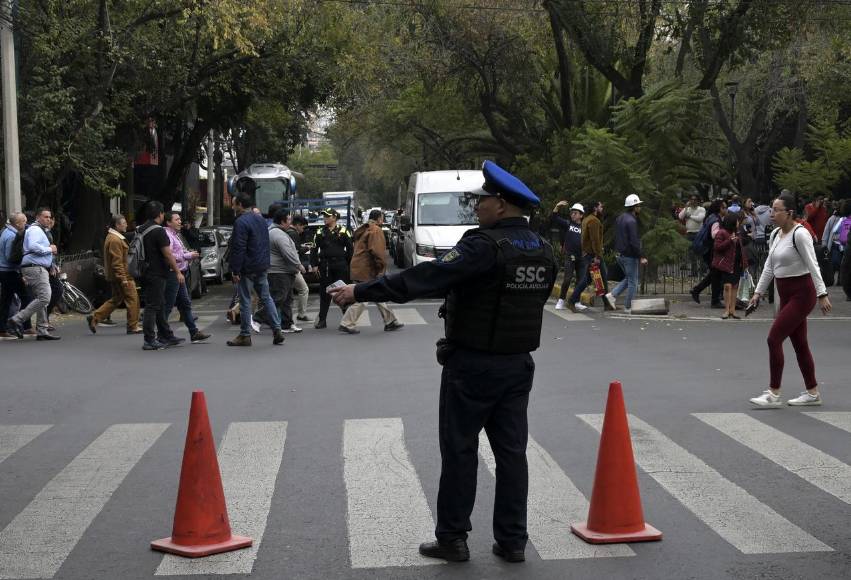 ¡Susto! Mexicanos salieron a las calles por sismo de 5.7 grados