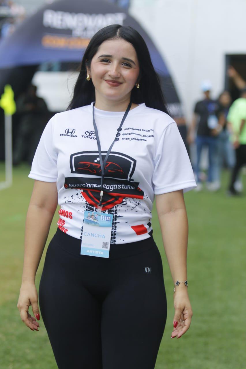 Las bellas chicas que robaron miradas en partido de tiktokers en el estadio Morazán