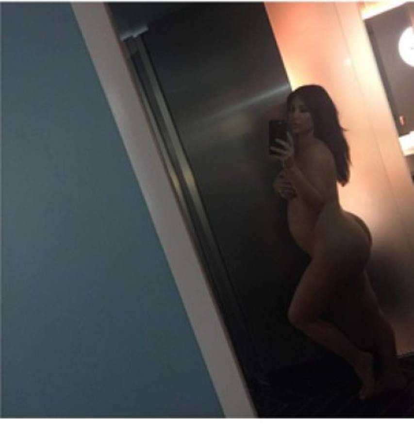 Kim Kardashian se desnuda y muestra su embarazo