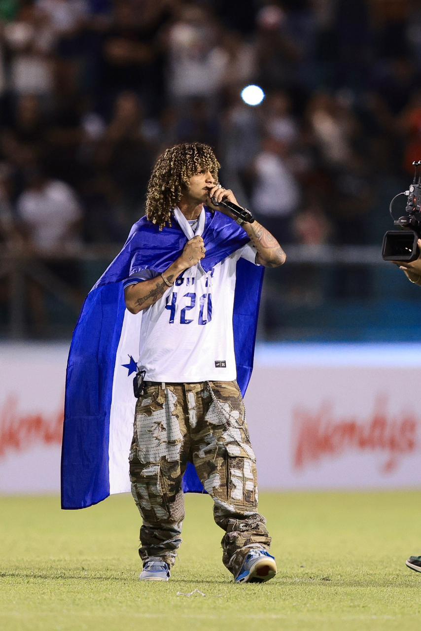Jon Z hizo vibrar estadio Olímpico de Honduras con sus éxitos en partido de tiktokers