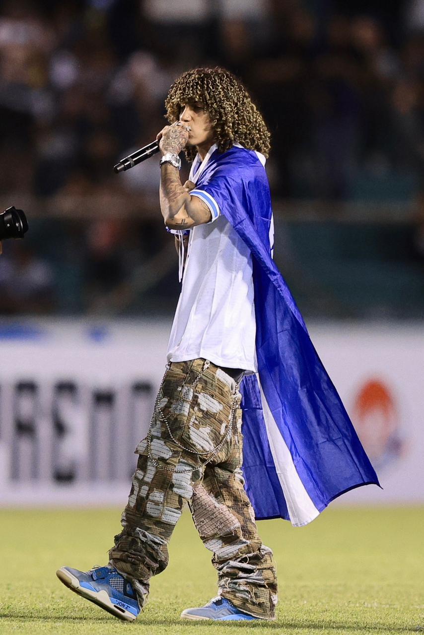 Jon Z hizo vibrar estadio Olímpico de Honduras con sus éxitos en partido de tiktokers