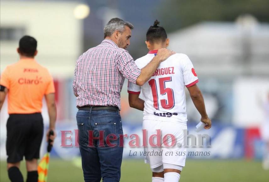Festejo, consejos a los jugadores y presión por el debut: lo que no se vio en TV del triunfo de Olimpia en Danlí