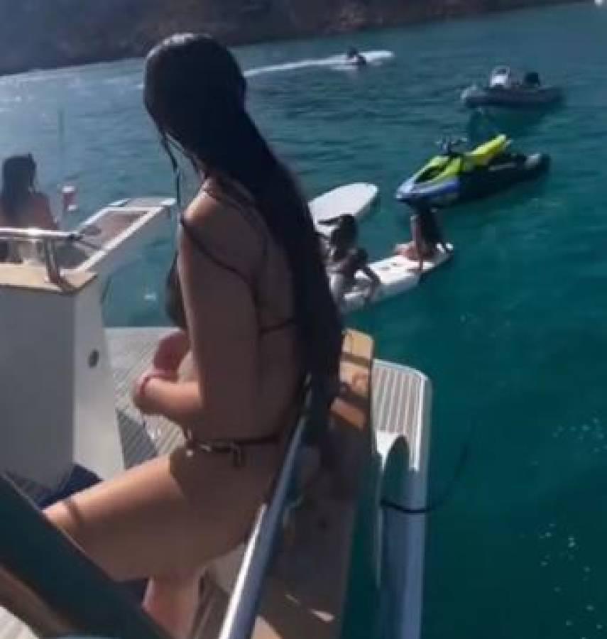 ¡Captados! Futbolistas del Barcelona son vistos en un yate lleno de mujeres en sus vacaciones