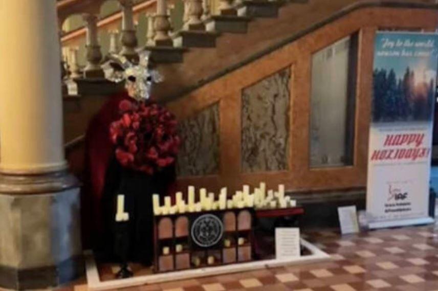 Malvado y repugnante: instalan altar satánico navideño en Capitolio