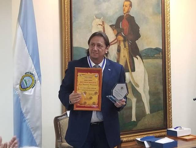 Aldo Romero fue reconocido por su trayectoria periodística por la Asociación de Comunicadores Sociales de Honduras.