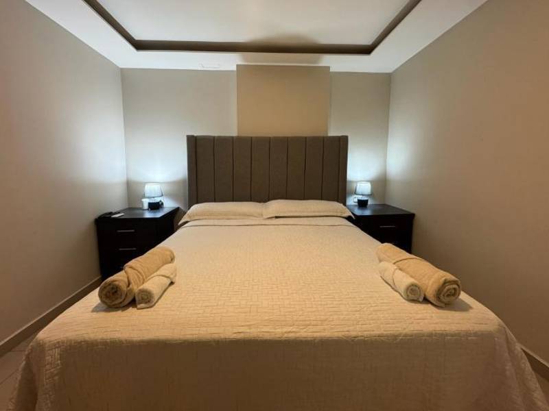 Esta es la habitación de uno de los apartamentos que oferta Oswaldo Nájera en Airbnb.